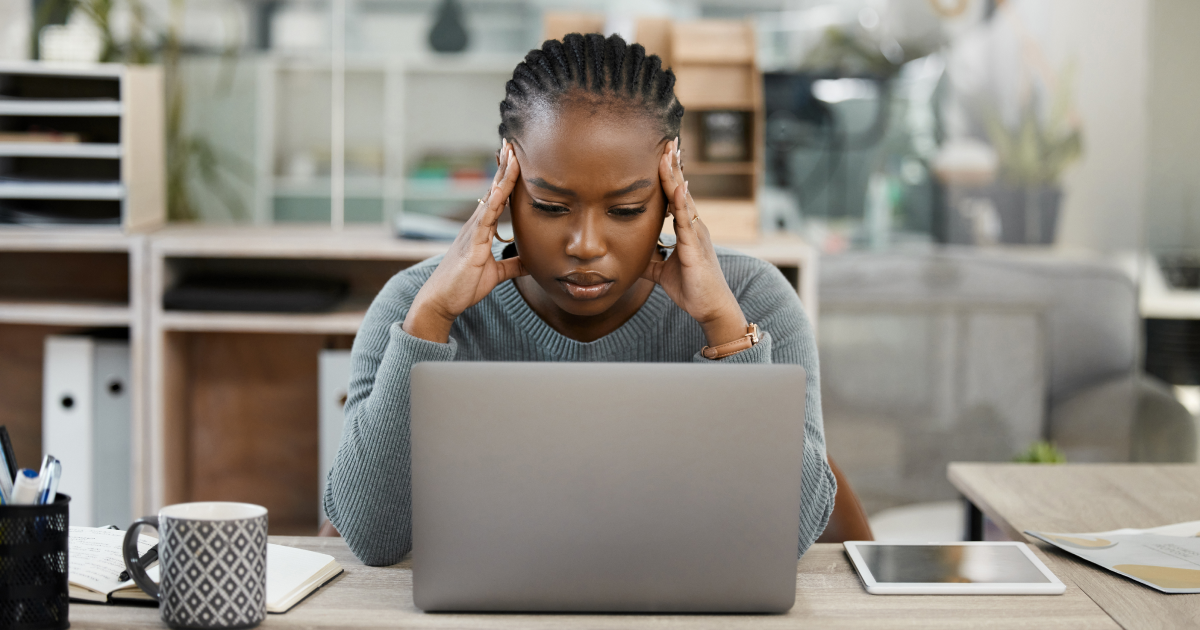 profissional de marketing exausto atrás do ROI de Marketing